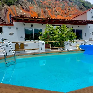 https://casa-cueva-las-rosadas-piscina.in-canary-islands.com